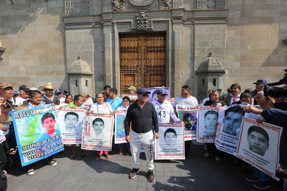 Padres y familiares de los 43 estudiantes desaparecidos de Ayotzinapa se manifiestan frente a Palacio Nacional. (Jorge Carballo)