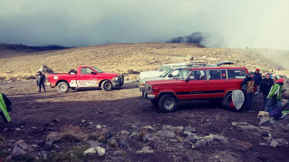 Tras ubicar a los alpinistas, paramédicos de Protección Civil valoraron a la joven reportada como lesionada./ Ayuntamiento de Coscomatepec