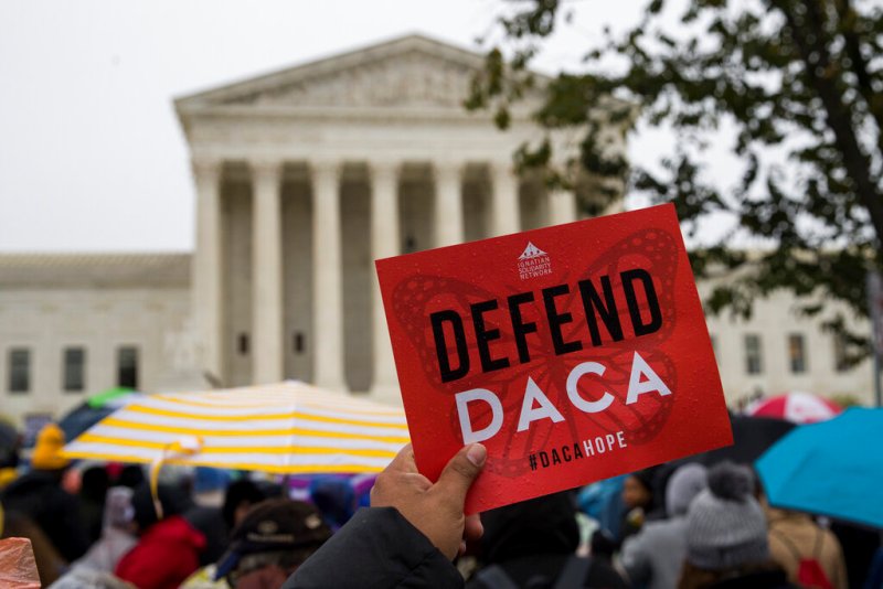 Afuera de la Corte, en Washington, cientos de personas se congregaron gritando "Nuestro hogar está aquí", para expresar su apoyo a los "dreamers". (AP