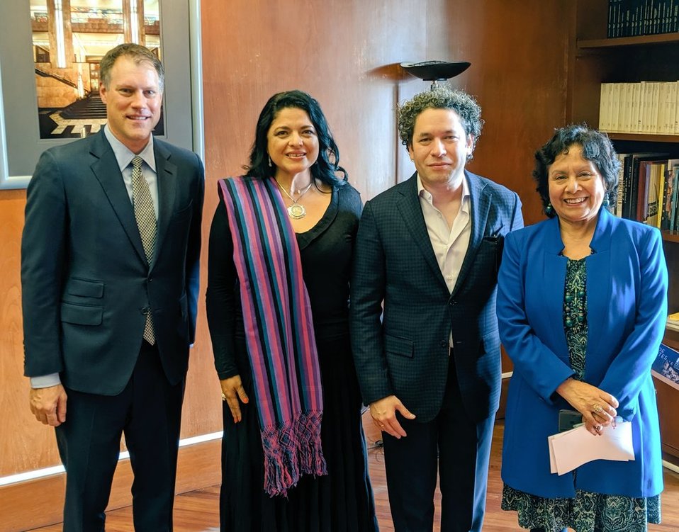 Alejandra Frausto junto a Gustavo Dudamel y Chad Smith (Twitter).