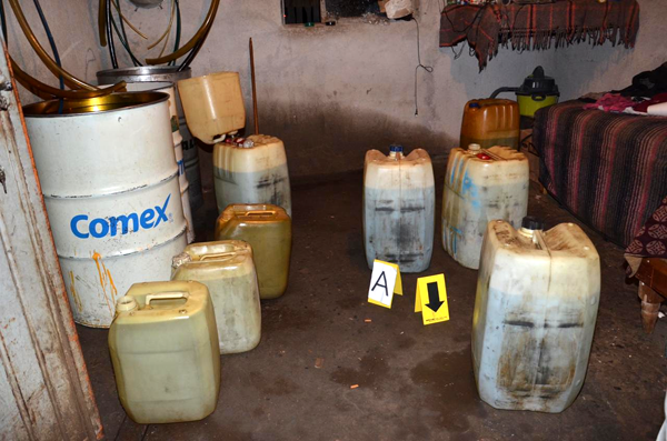 Aseguraron bidones, mangueras de plástico y 2 mil 500 litros de combustible. (Especial)