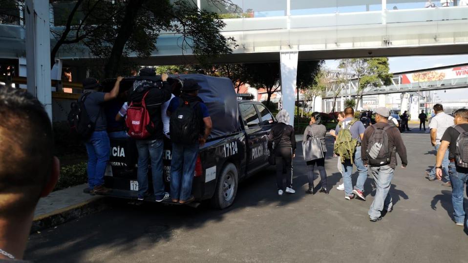 Bloqueo en el AICM (Pedro Domínguez)