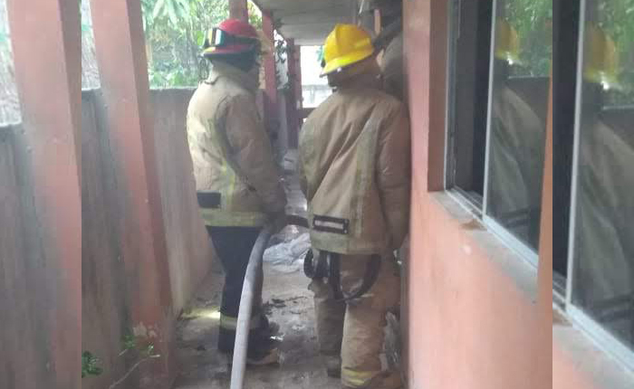Bomberos sofocan incendio.
