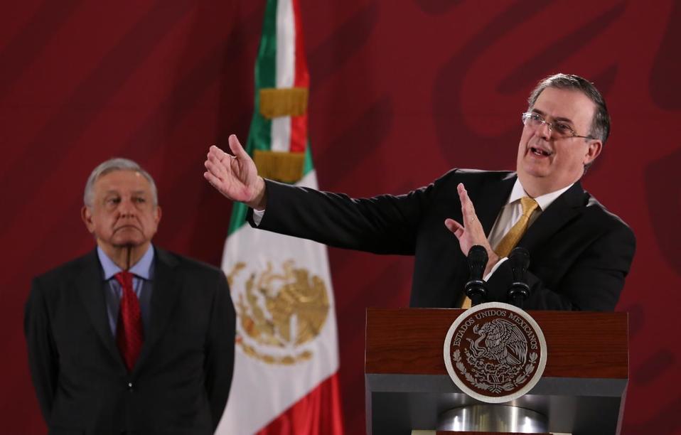 El canciller, Marcelo Ebrard, junto con el Presidente. (Octavio Hoyos)