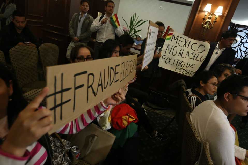 Ciudadanos de Bolivia en México dieron conferencia de prensa sobre renuncia de Evo Morales. (Octavio Hoyos)
