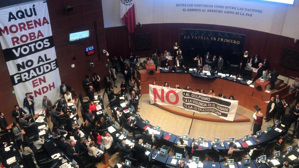 Tras el debate, Morena y PAN desplegaron mantas en el Senado (Nelly Salas)
