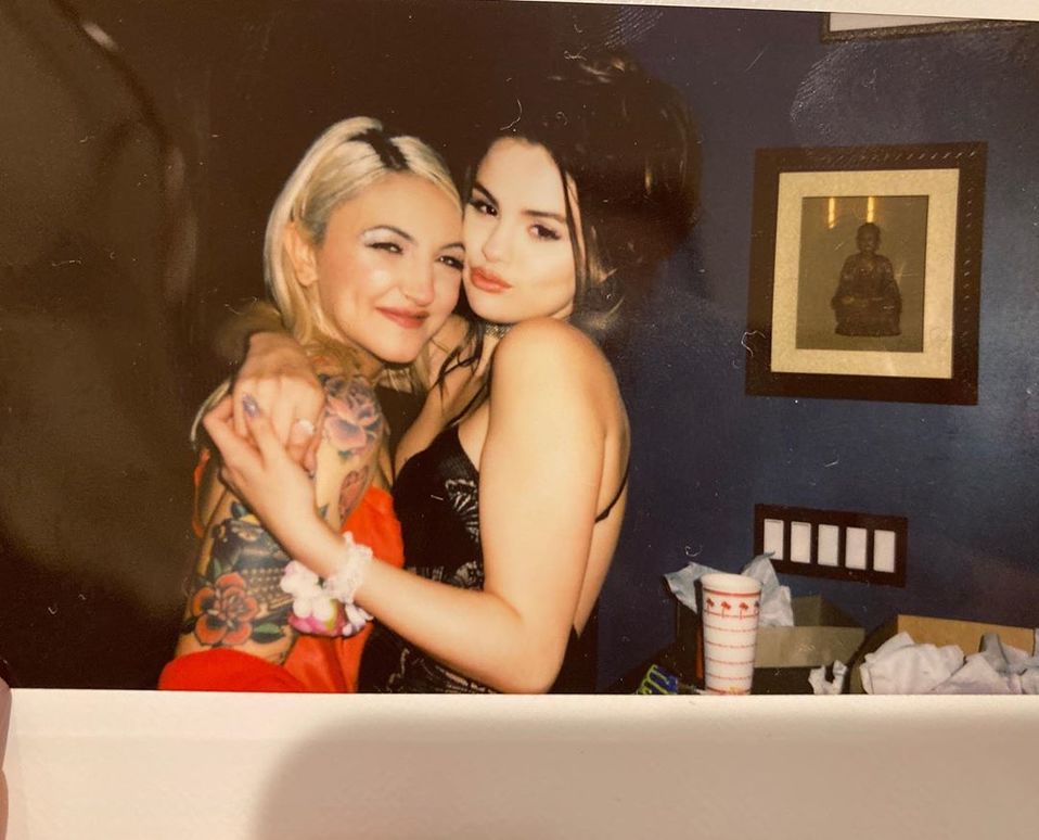 Dueto de Selena Gomez y Julia Michaels termina en beso (Instagram).
