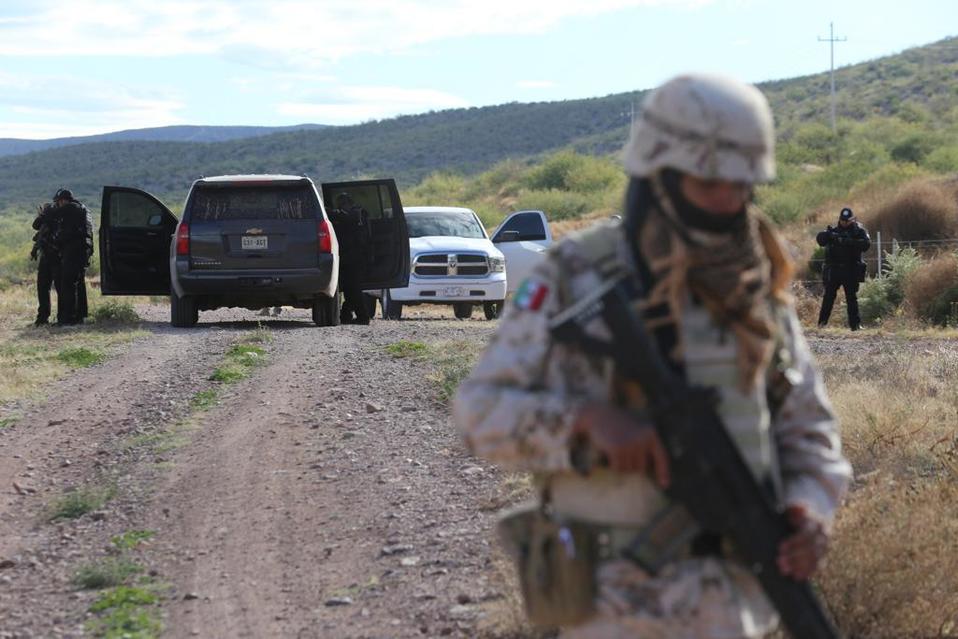 Elementos del FBI realizan trabajos de campo en el municipio de Bavispe, Sonora, donde atacaron a familia LeBarón. (Jorge Carballo)
