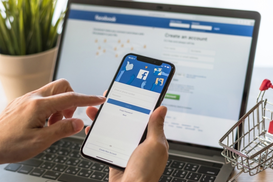 Facebook presenta una falla en su app de iPhone. (Shutterstock)