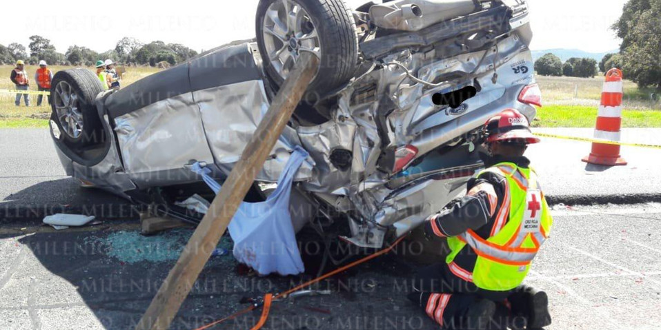 A su llegada, paramédicos de la Cruz Roja Mexicana encontraron una camioneta volcada, así como un vehículo y un tráiler colisionados. (Especial)