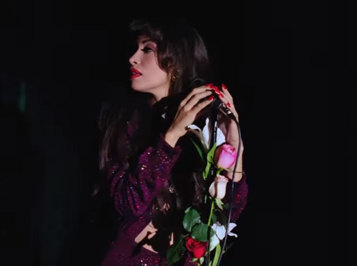 Así luce Christian Serratos como Selena en la serie de Netflix (Captura de pantalla).