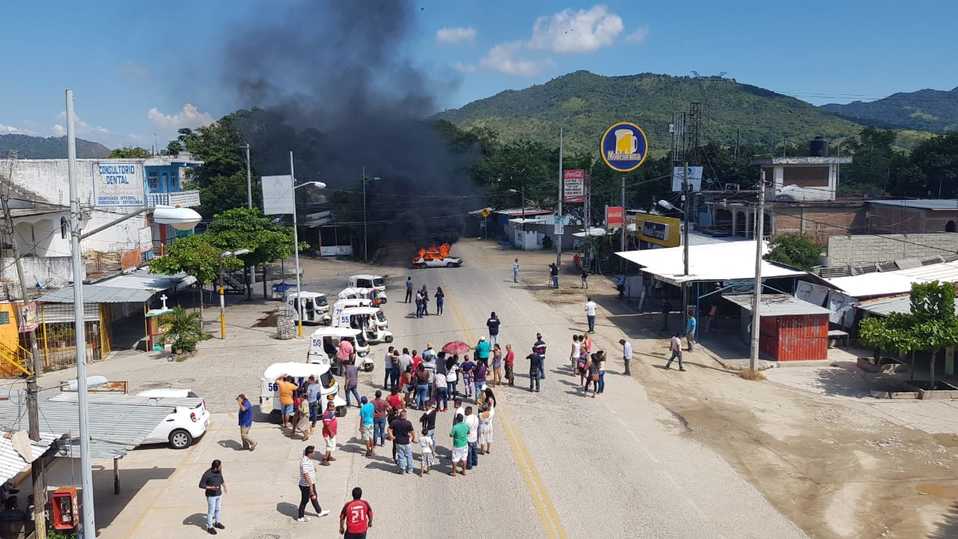 Los manifestantes incendiaron un vehículo sobre la carretera. (Javier Trujillo)