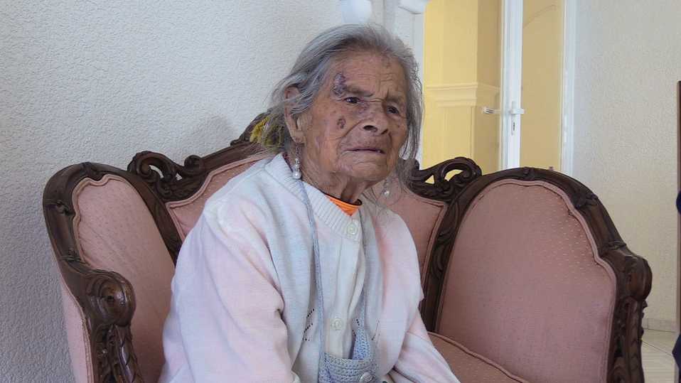 María Cruz Ramos Galván, viuda de Manuel Gómez Martínez, aseguró que en la actualidad tiene que vender carpetas y dulces para subsistir. (David Monroy