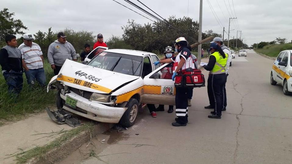 Paramédicos de la Cruz Roja auxiliaron a los lesionados.