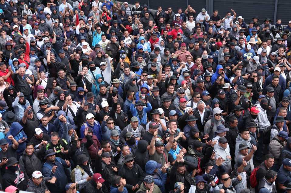 Los policías federales bloquearon la circulación vehicular en el acceso hacia la terminal 1 del AICM./ Avelina Martínez
