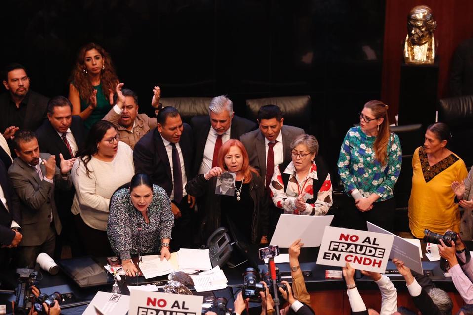 Entre protestas y jaloneos, Rosario Piedra rindió protesta como titular de la CNDH. (Nelly Salas)