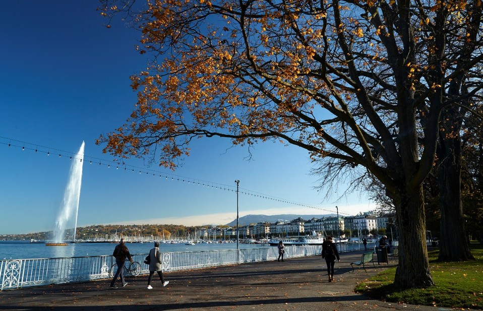 Suiza. Personas caminan junto al lago Leamn en Génova. (Reuters)
