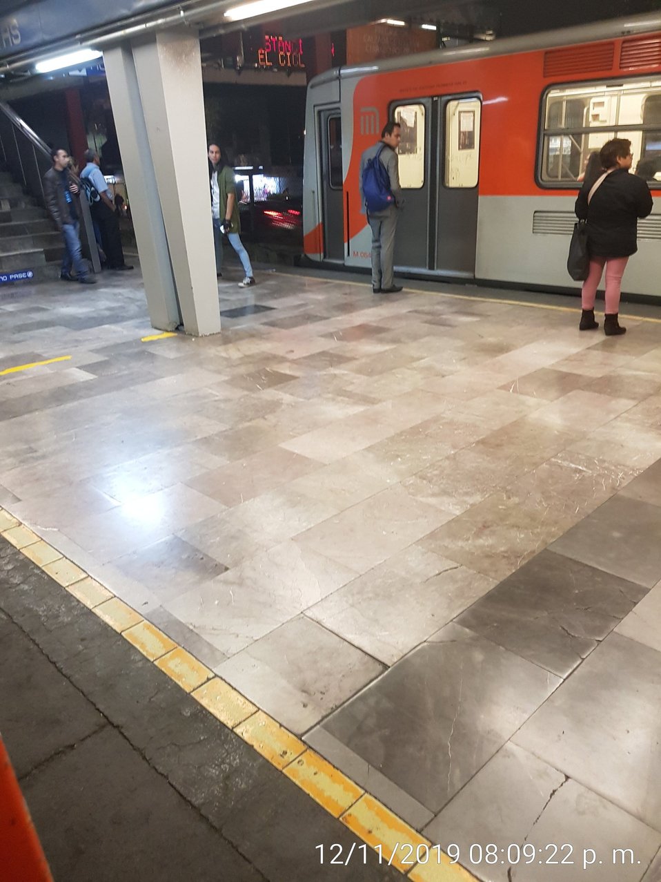 Usuarios reportan retrasos en la  Línea 2 del Metro. (Tomado de @Alfred04568932)