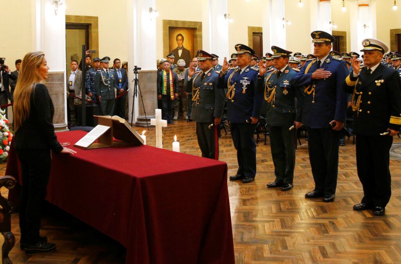 "No aceptaré ninguna salida que no sean unas elecciones democráticas", afirmó la presidenta derechista. (AP)