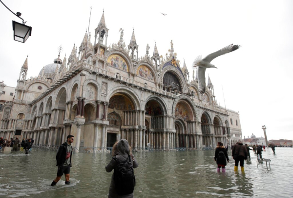 El alcalde de Venecia, Luigi Brugnaro, dijo que la situación es dramática. |AP
