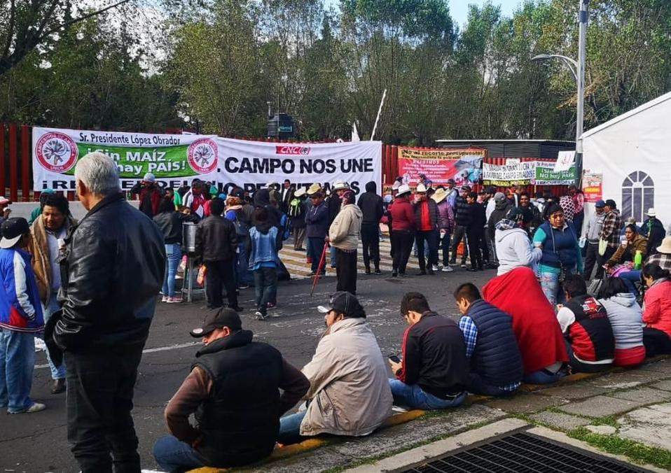 Campesinos mantienen plantón en San Lázaro por tercer día. | César Velázquez