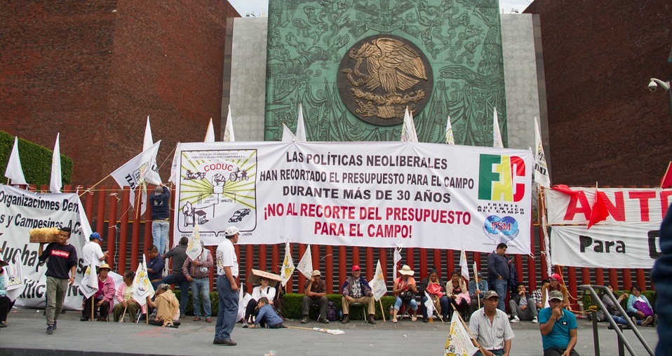 Campesinos de diferentes organizaciones mantienen bloqueados los accesos a la Cámara de Diputados. (Cuartoscuro)