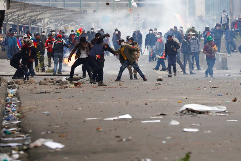 Enfrentamientos en La Paz en primer día del gobierno provisional de Bolivia. (AP)