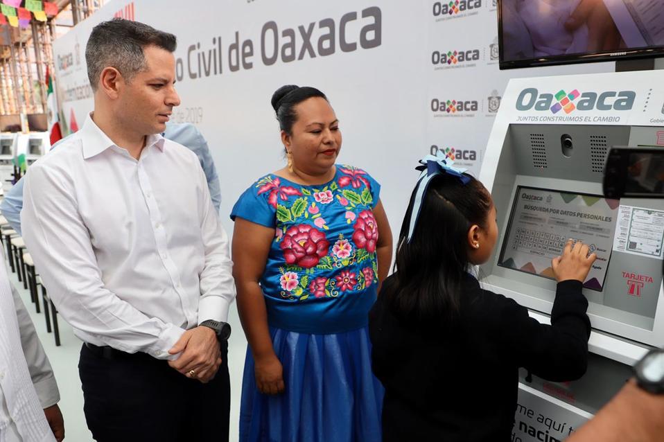 El gobernador presentó el nuevo sistema digital del Registro Civil.