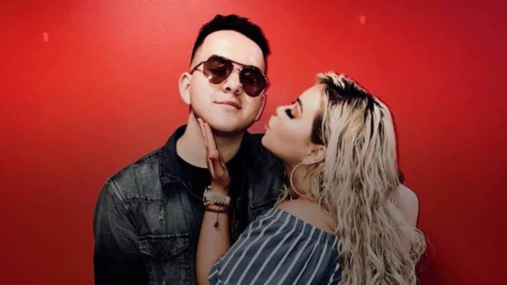 Johnny López defendió a su hermana 'La Chiquis' de Frida Sofía. (Twitter: @enews)