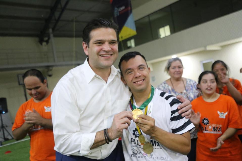 El legislador priista, Francisco Cienfuegos, se comprometió a continuar con el apoyo a los jóvenes. Foto: Especial.
