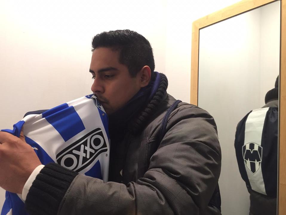 Mario Zapata con su nuevo jersey (Ruben Almaguer)