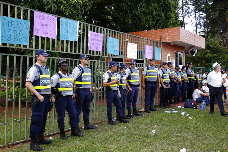 Cerca de 20 militares brasileños resguardaron las afueras del edificio. (AP)