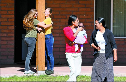 Cuatro mujeres en una de las pocas viviendas que permanecen ocupadas. Jorge Carballo