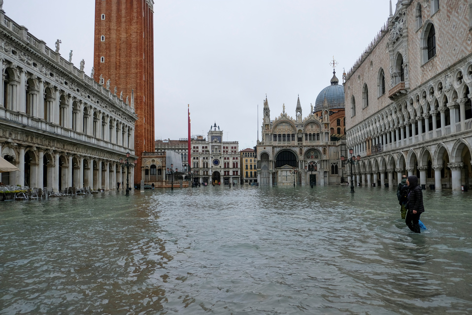 El nivel del agua alcanzó niveles récord después de las mareas aumentaran.(Reuters)