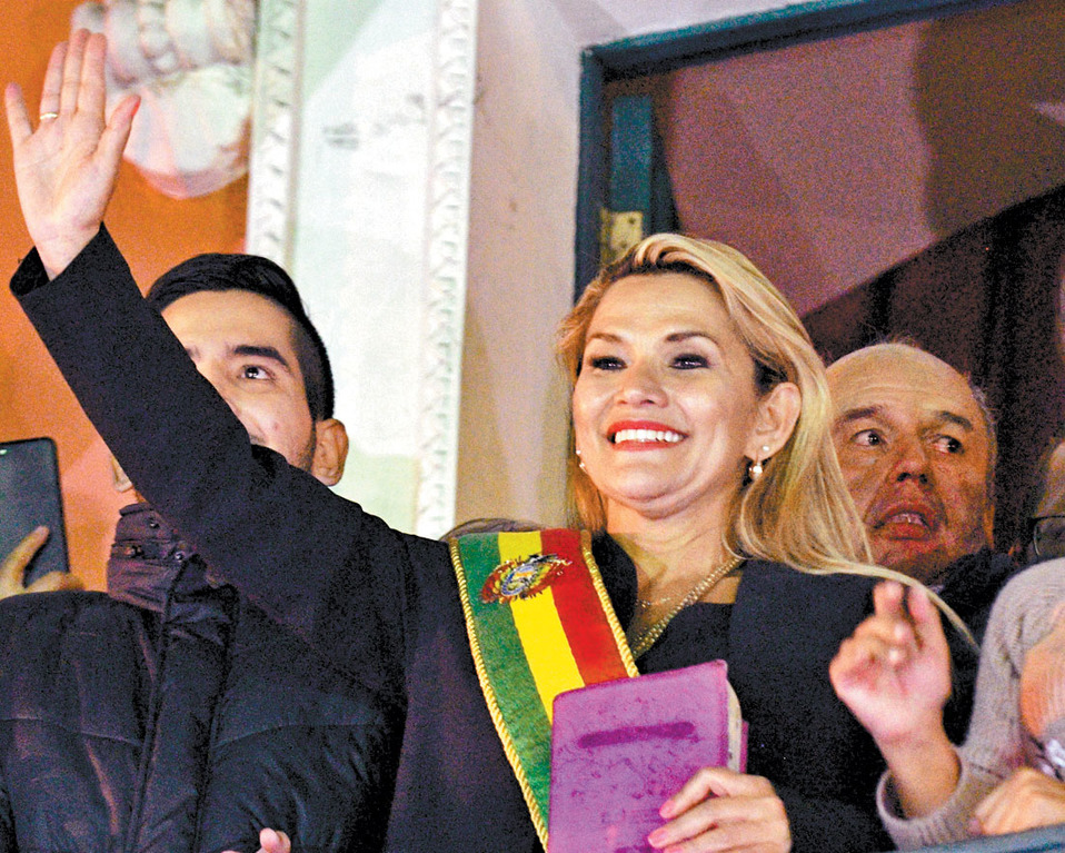 Por la noche, Jeanine Áñez juró como presidenta de Bolivia. (AFP)