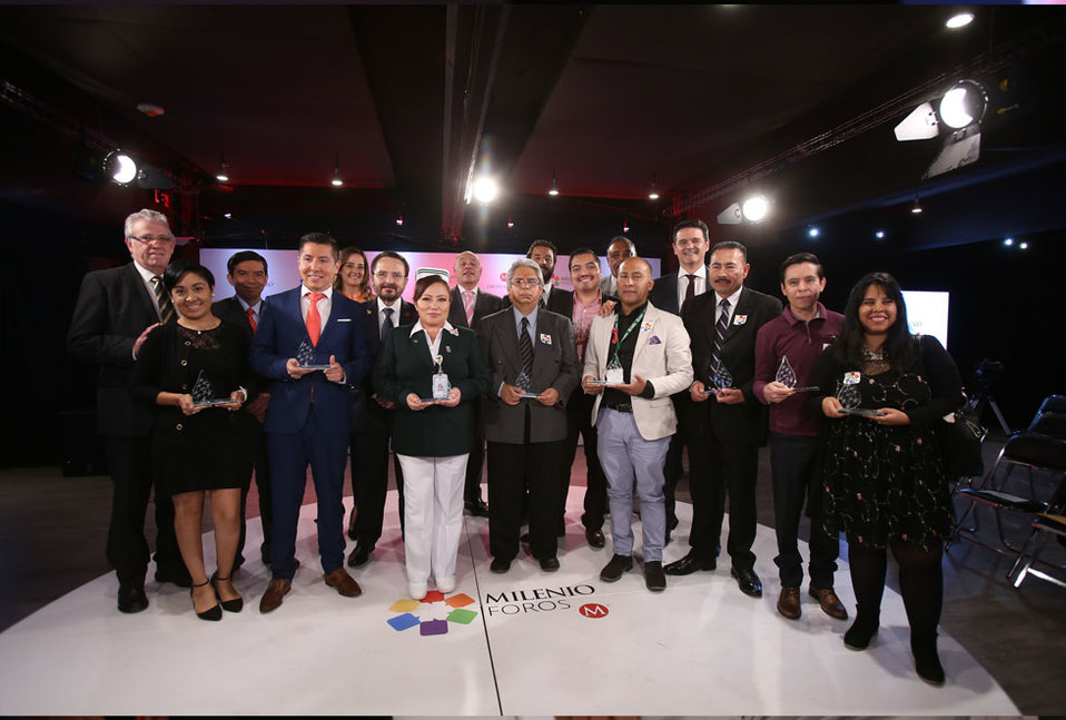 Los panelistas durante la premiación de Sanofi Pasteur: Vacunar para dar oportunidades.