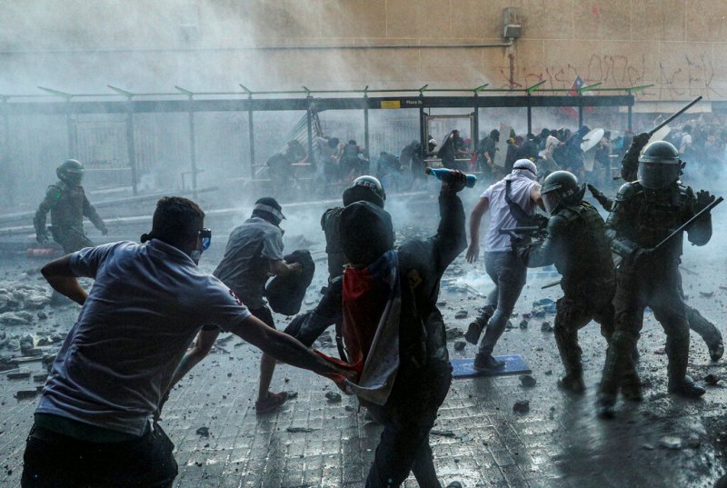 Las protestas cumplen mañana jueves un mes. (AP)