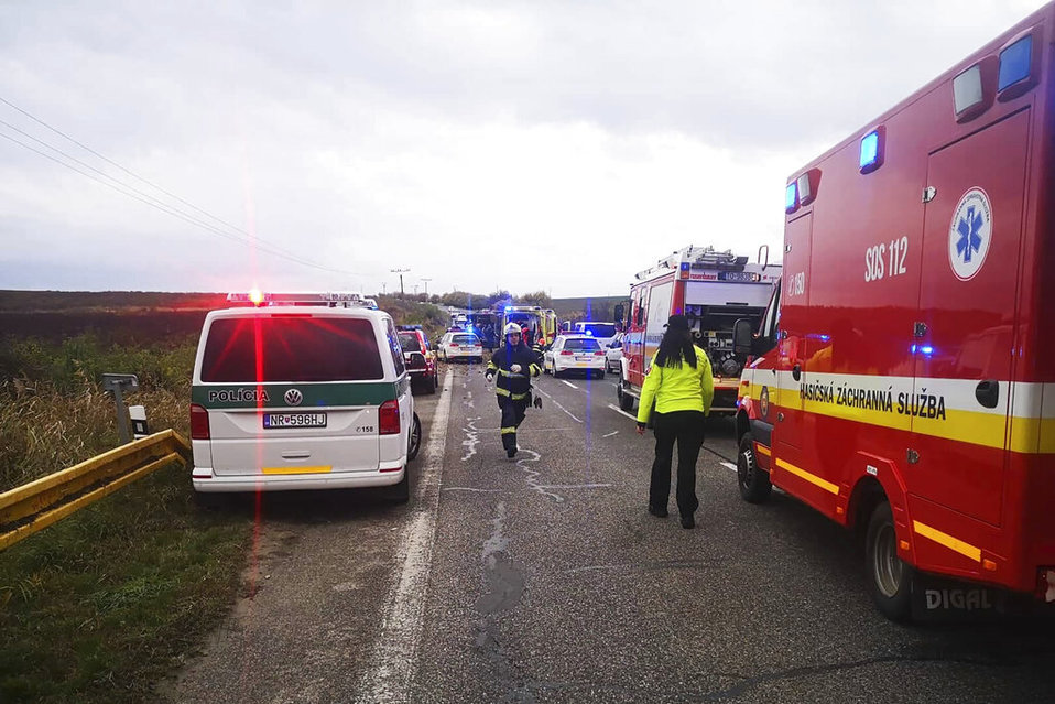Los servicios de emergencia acuden a la zona tras el choque. (AP)