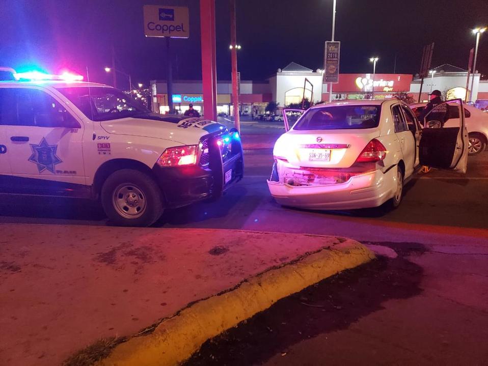 El vehículo en el que viajaban los hombres fue detectado en el estacionamiento de un supermercado.