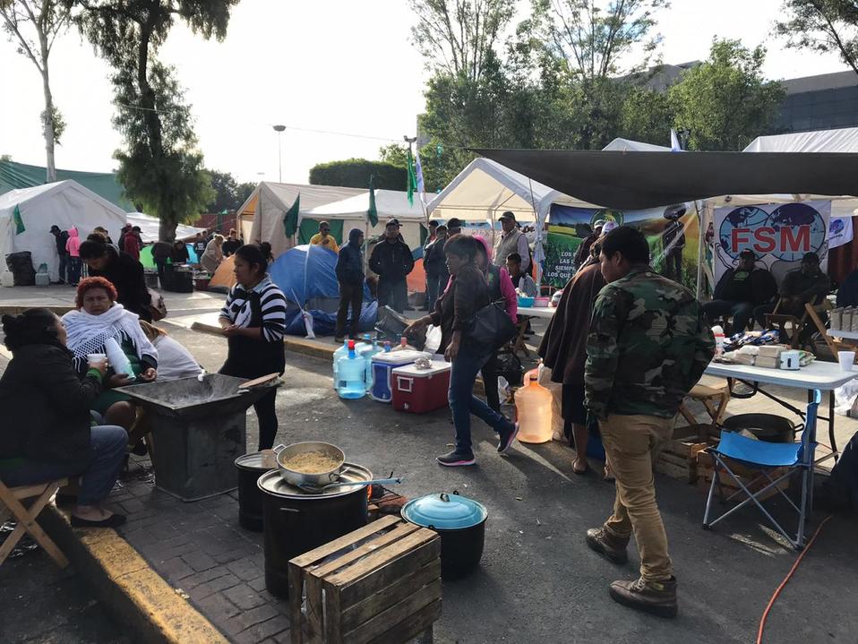 A pesar de las condiciones climatológicas, los manifestantes continúan con el bloqueo. (César Velázquez)