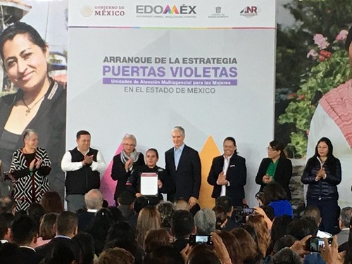 Durante el encuentro con autoridades locales. (Alicia Rivera)