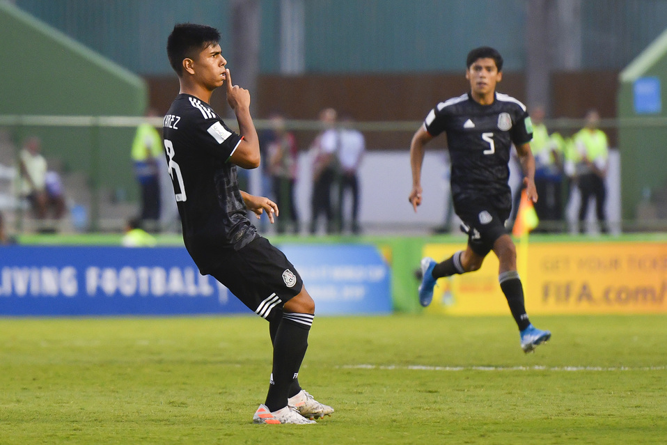 Efraín Álvarez en festejo de gol (Imago7)