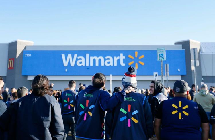 Empleados dle establecimiento recibieron a los clientes que llegaron al lugar. (El Paso Times)