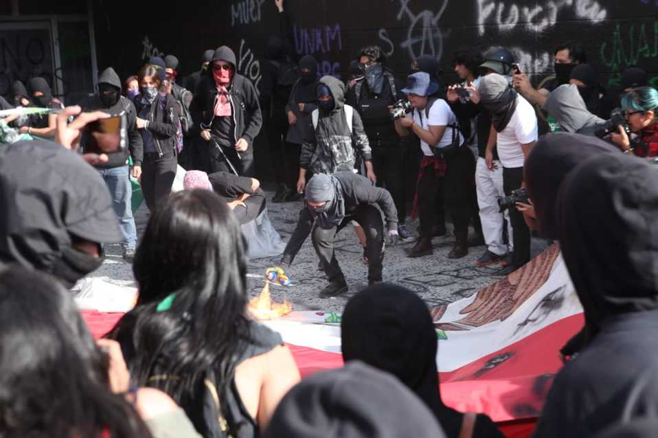 Encapuchados bajaron, rompieron e incendiaron la bandera en Rectoría de la UNAM. (Avelina Martínez)