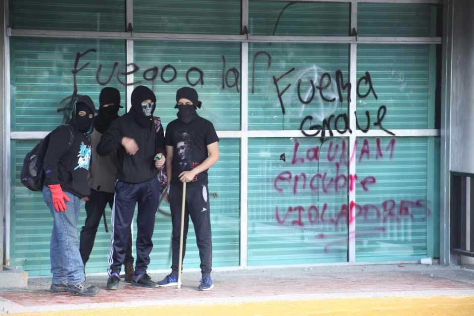 Encapuchados realizaron pintas y dejaron daños en el edificio de Rectoría de Ciudad Universitaria de la UNAM (Avelina Martínez)
