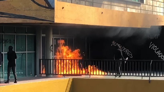 Encapuchados vandalizan Rectoría tras marcha contra el acoso