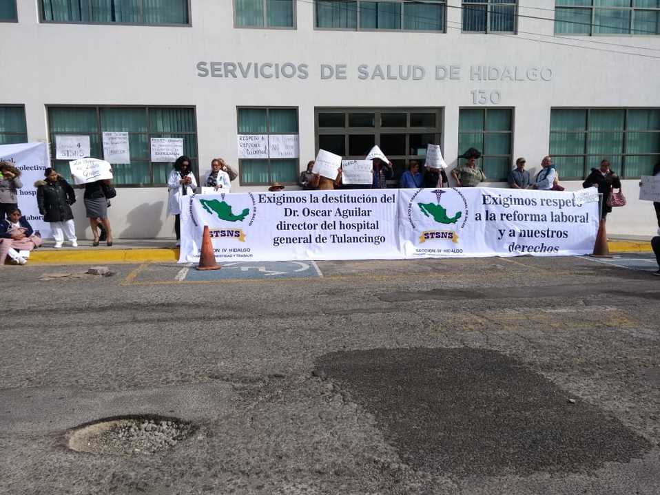 Cerca de 100 integrantes del sindicato no reconocido se postraron afuera de las oficinas de la Secretaría de Salud. (Cortesía)