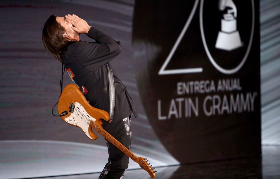 Juanes recibe el premio a Persona del Año en los Latin Grammy 2019 (AFP).