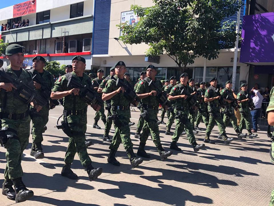 Los militares desfilaron por culiacán. (Fanny Martínez)
