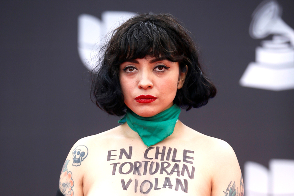 Mon Laferte mostró los senos en los Latin Grammy para protestar contra la violencia y represión en Chile (Reuters).